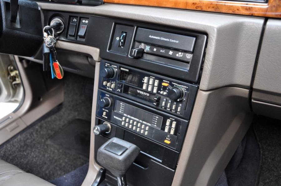 Детали интерьера Volvo 780 Coupe 1985 года  (фото 9 из 62)